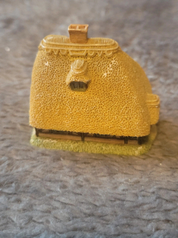 Lilliput Lane Thatchers Cottage Collectible Figurine