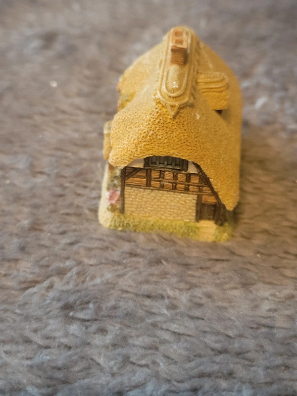 Lilliput Lane Thatchers Cottage Collectible Figurine