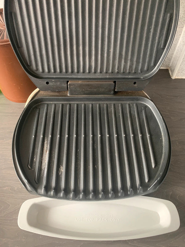 George Foreman Lean Mean Fat Reducing Grilling Machine – Large, Adjustable Heat, Drip Tray