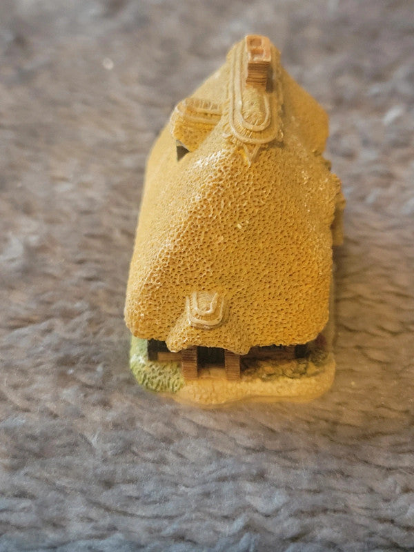 Lilliput Lane Thatchers Cottage Collectible Figurine