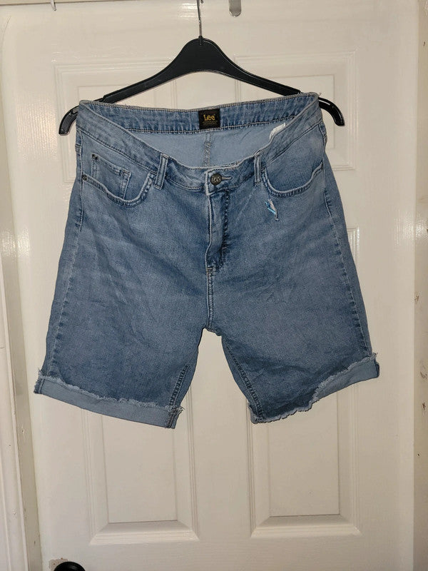 Vintage Lee Denim Shorts – Light Wash – Raw Hem – Waist 34