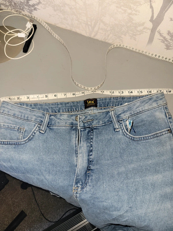 Vintage Lee Denim Shorts – Light Wash – Raw Hem – Waist 34