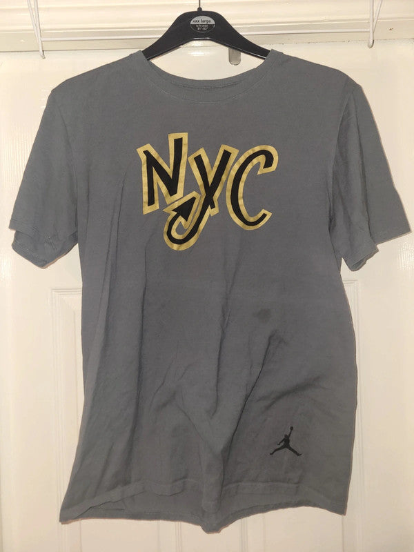 Jordan Brand NYC Graphic T-Shirt – Grey/Gold – Size Large