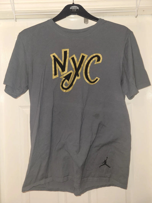 Jordan Brand NYC Graphic T-Shirt – Grey/Gold – Size Large
