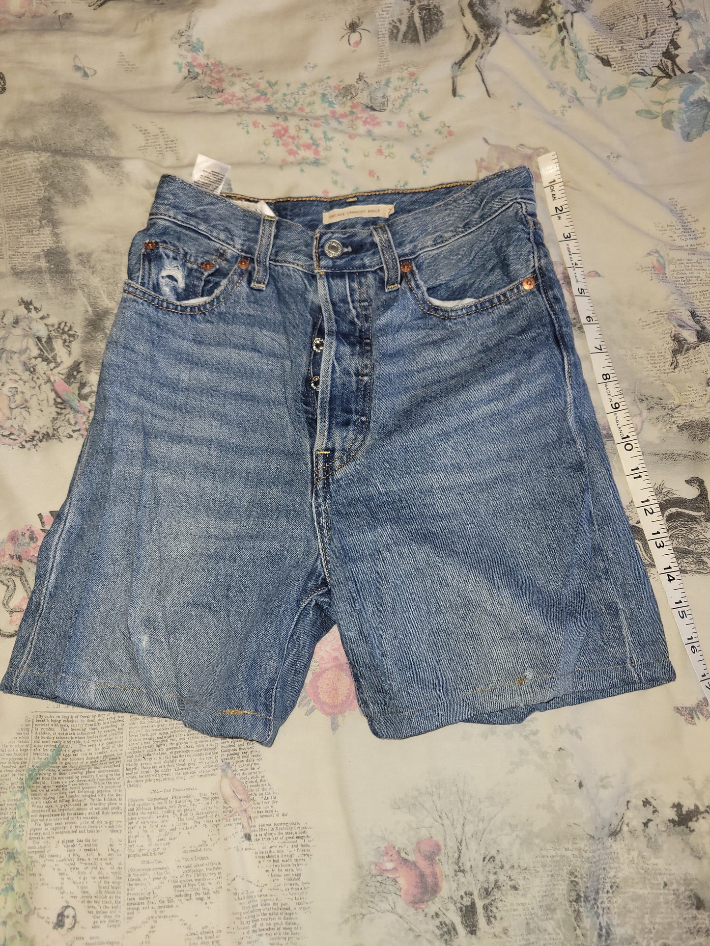 Levi’s Ribcage Straight Denim Shorts (W28)