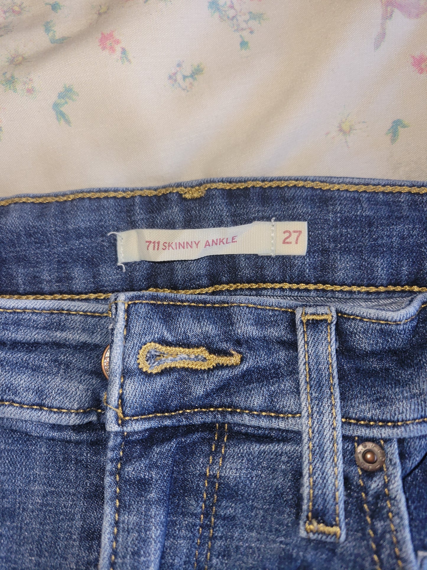 Levi’s 711 Skinny Ankle Denim Shorts (W27)