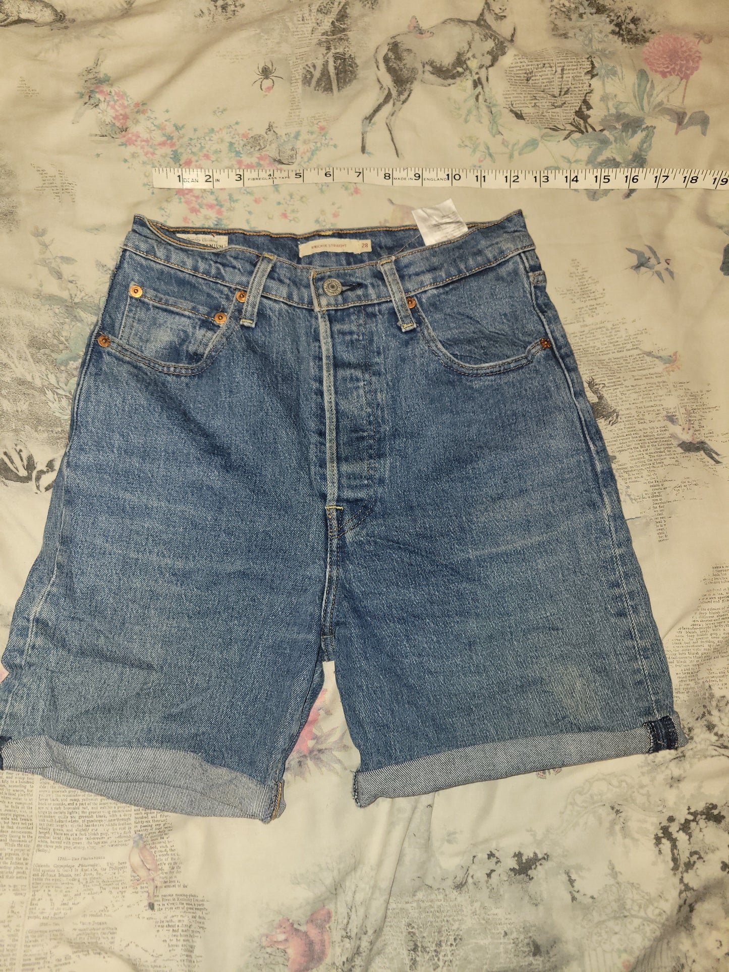 Levi’s Ribcage Straight Denim Shorts (W28)