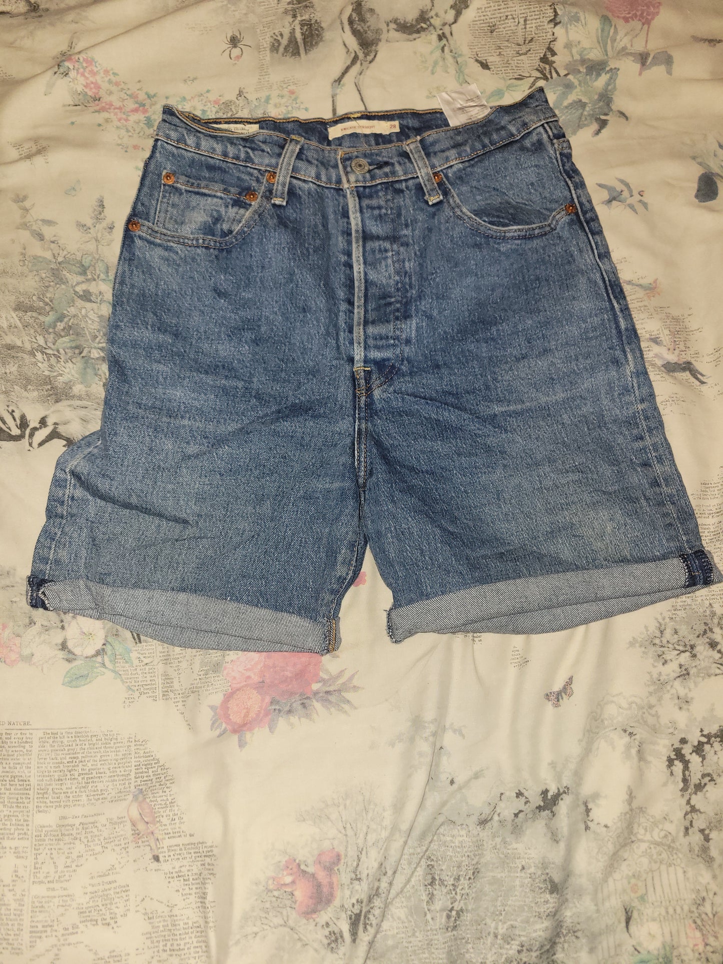 Levi’s Ribcage Straight Denim Shorts (W28)