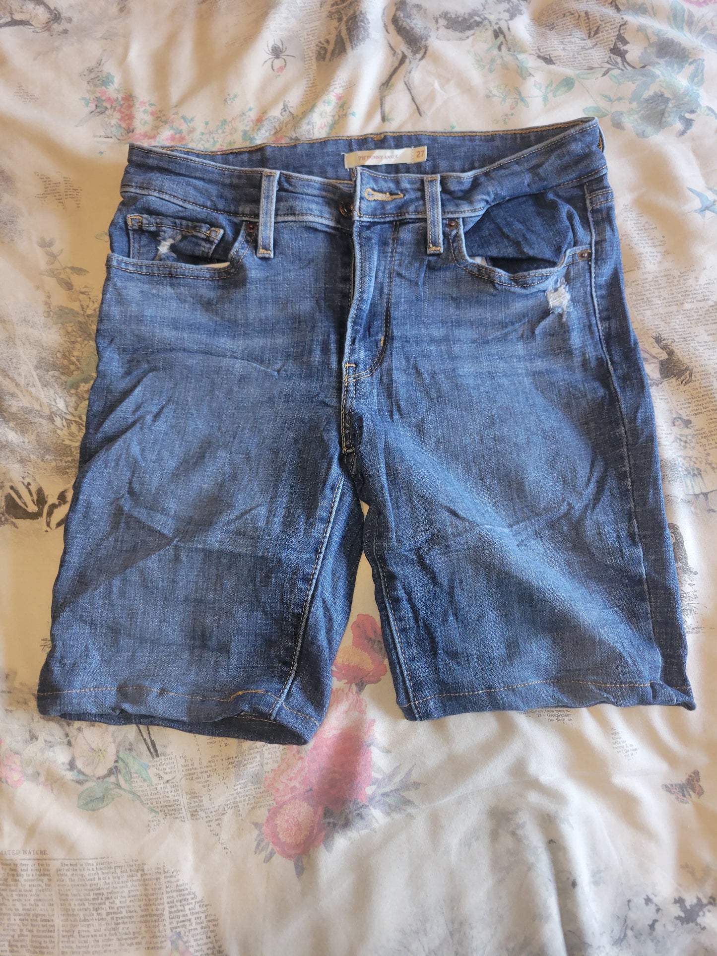 Levi’s 711 Skinny Ankle Denim Shorts (W27)