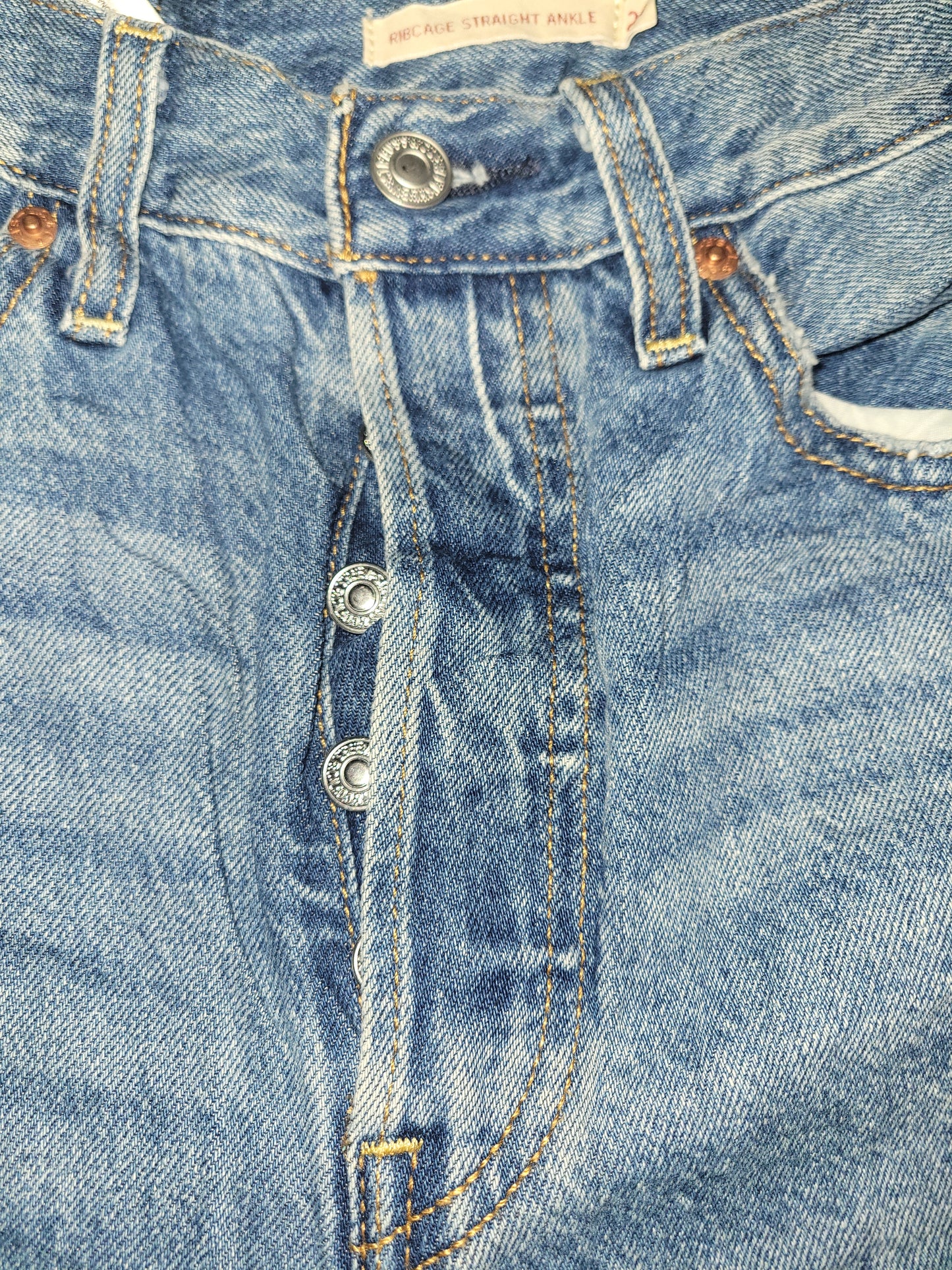 Levi’s Ribcage Straight Denim Shorts (W28)