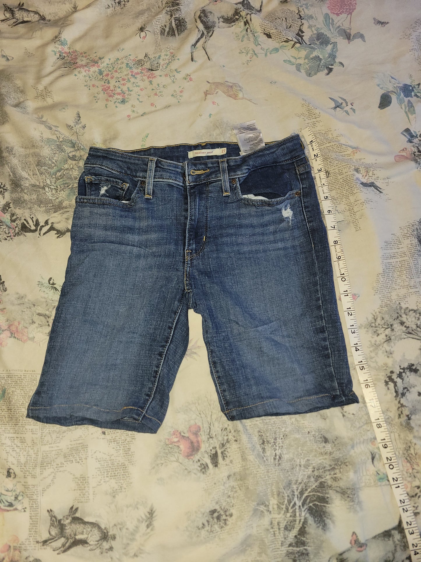 Levi’s 711 Skinny Ankle Denim Shorts (W27)