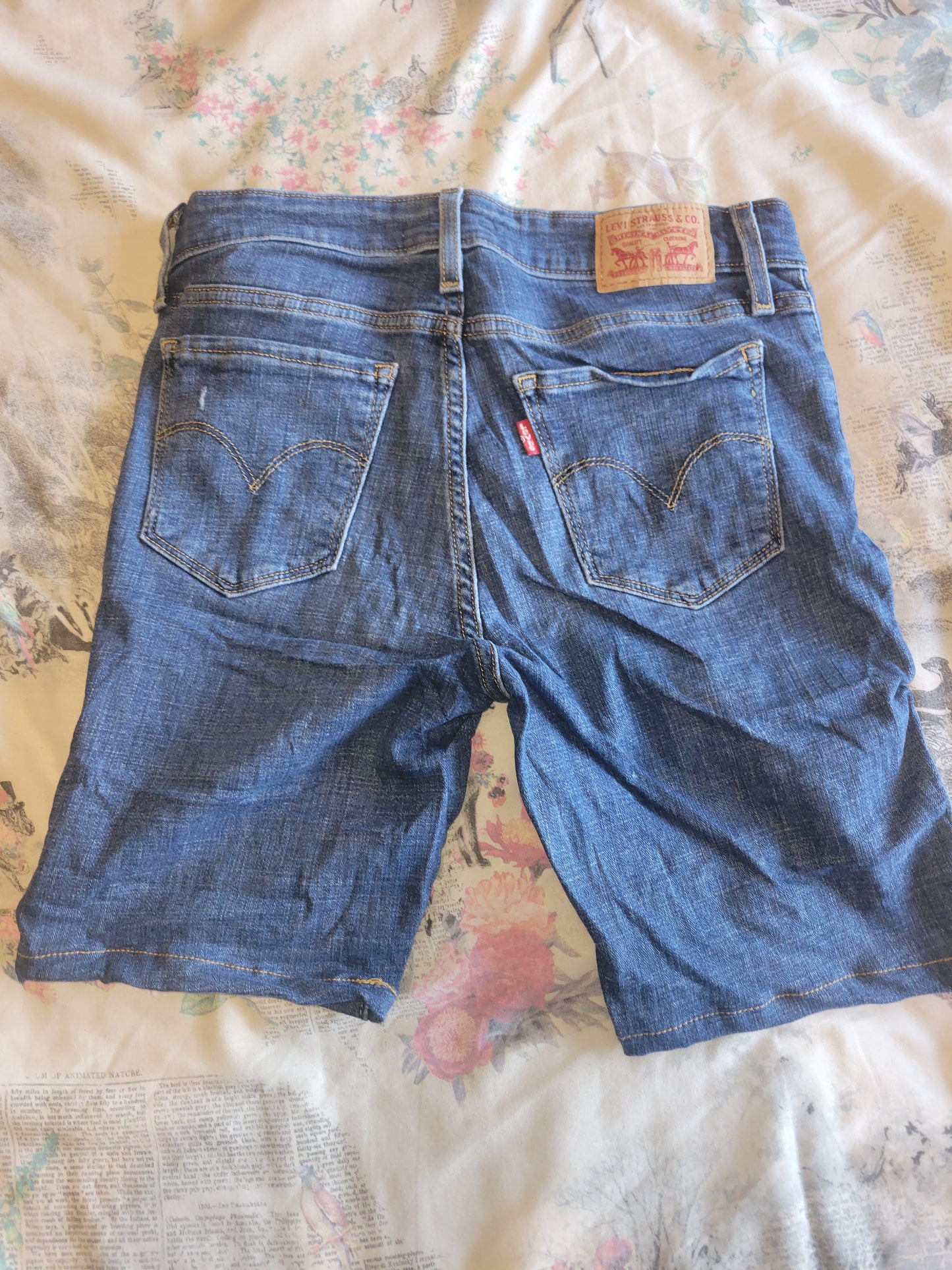 Levi’s 711 Skinny Ankle Denim Shorts (W27)