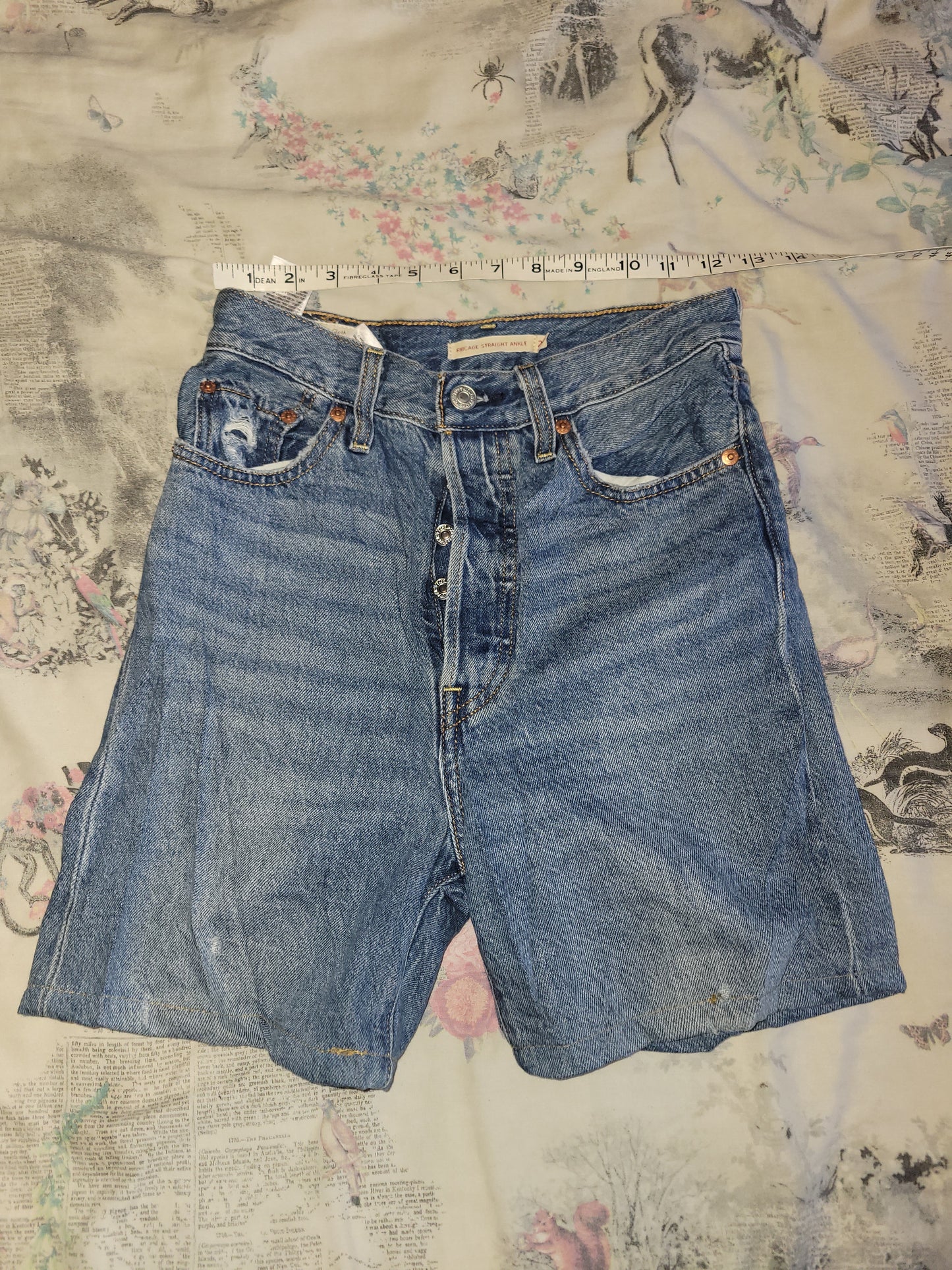 Levi’s Ribcage Straight Denim Shorts (W28)